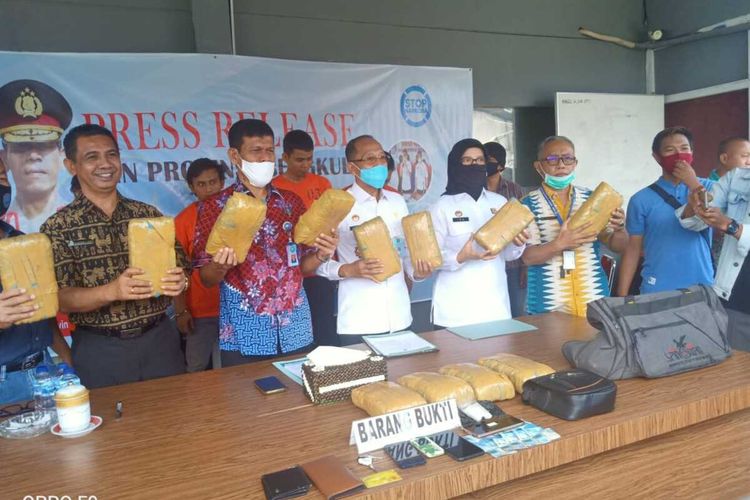 BNNP Bengkulu menggelar jumpa pers berhasil ringkus kurir 12 kg ganja ke Lapas