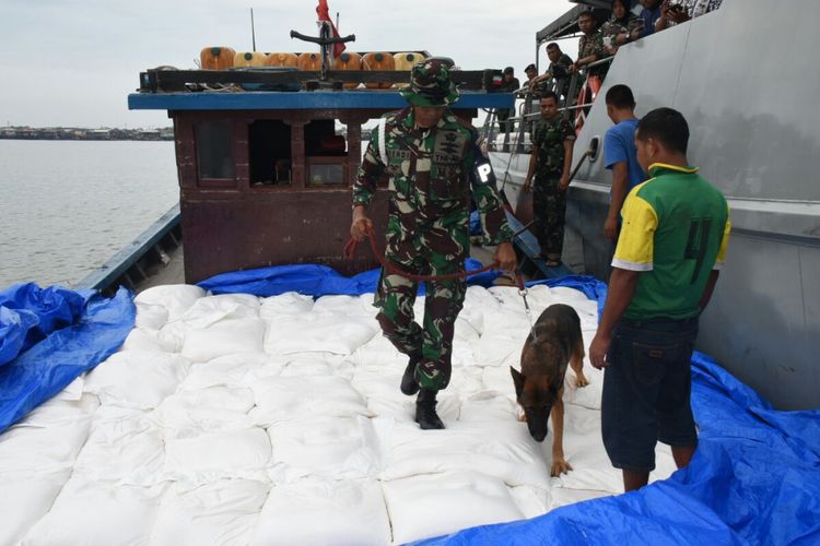 Tim Western Fleet Quick Response (WFQR) I Komando Armada RI Kawasan Barat (Koarmabar) menangkap satu kapal kargo kayu KM. AKARASA di perairan Air Masin, Aceh Tamiang, Selasa (30/1/2018).