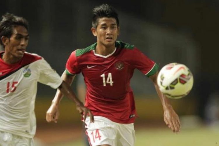 Pemain timnas Indonesia U-23 Putu Gede dibayangi pemain timnas Timor Leste Agostinho dalam kualifikasi Piala Asia U-23 Grup H di Stadion Utama Gelora Bung Karno, Senayan, Jakarta, Jumat (27/3/2014).