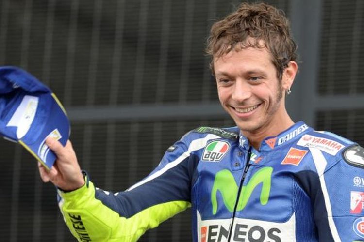 Pebalap Movistar Yamaha asal Italia, Valentino Rossi, menyapa penggemar setelah berhasil finis di urutan ketiga pada balapan GP Inggris di Sirkuit Silverstone, Minggu (4/9/2016).