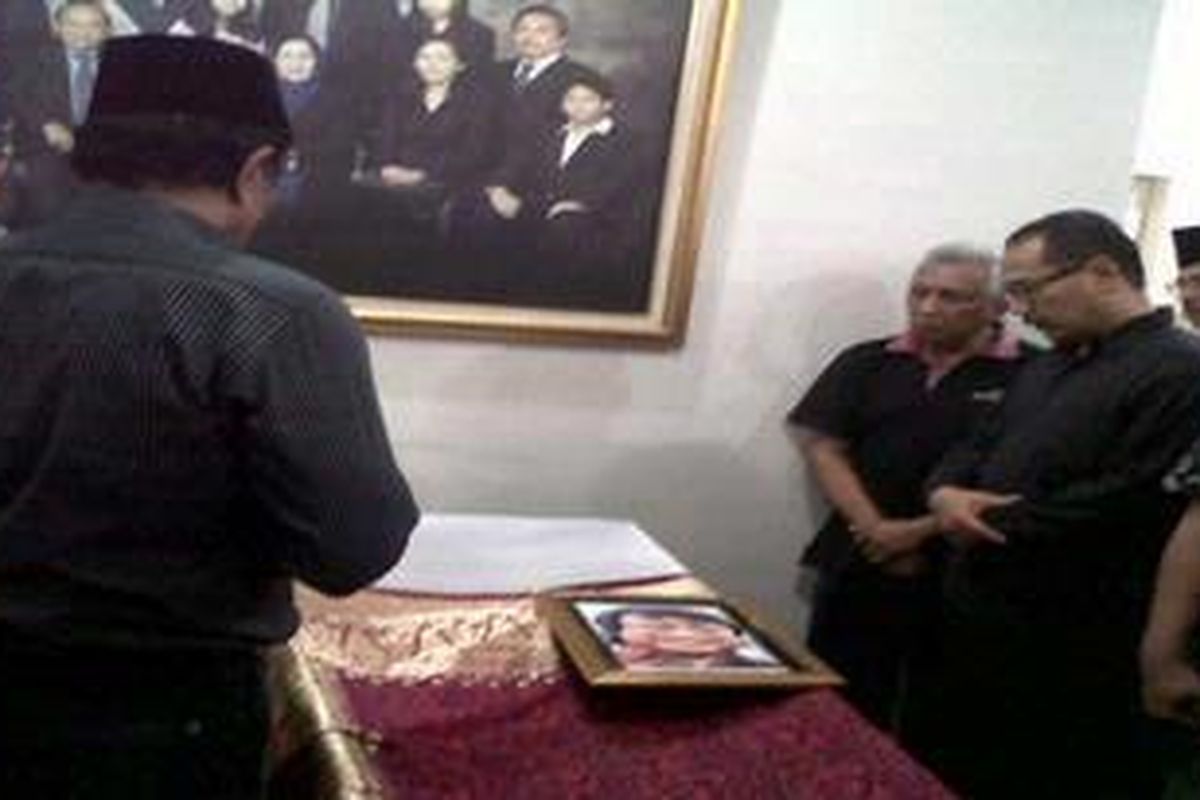 Jenazah Wakil Menteri ESDM Widjajono Partowidagdo baru tiba di kediamannya di Jakarta Selatan, dari Lanud Halim Perdana Kusuma, Sabtu (21/4/2012) sekitar pukul 22.30 WIB. Kini jenazahnya diletakkan di ruang tengah rumah tersebut.