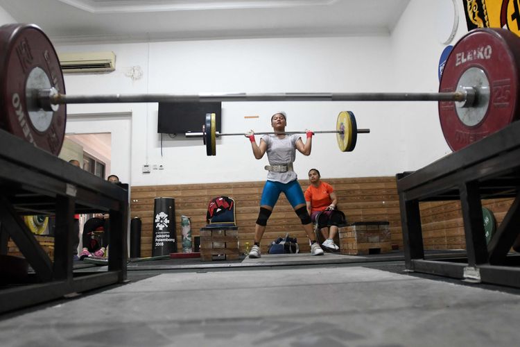 Lifter Windy Cantika Aisah (kiri) berlatih dalam Pemusatan Latihan Nasional (Pelatnas) Angkat Berat Sea Games di Wisma Kwini, Jakarta, Rabu (6/4/2022). Tim Nasional Angkat Berat Indonesia akan mengerahkan 13 lifternya dalam Sea Games Hanoi Vietnam pada Mei mendatang.