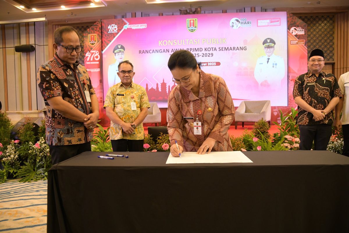 Wali Kota (Walkot) Semarang Agustina Wilujeng Pramestuti dalam Konsultasi Publik Rancangan Awal RPJMD 2025-2029 di Patra Hotel & Convention, Selasa (18/3/2025).