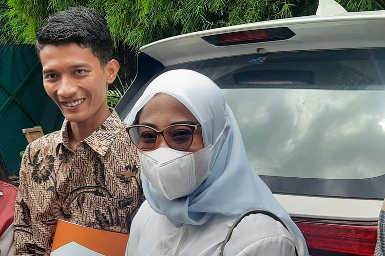 Ibu sambung mendiang Vanessa Angel, Puput, berharap agar proses cerainya dengan Doddy Sudrajat segera berakhir.