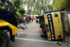 Sebuah Truk Bermuatan 30 Orang Terguling di Jakarta Timur
