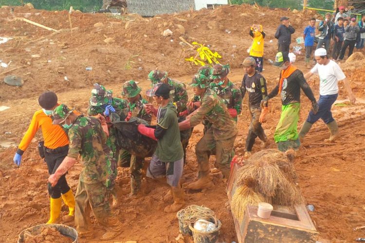Tim SAR gabungan mengevakuasi salah satu korban meninggal dunia yang ditemukan di lokasi longsor Dusun Cimapag, Desa Sirnaresmi, Cisolok, Sukabumi, Jawa Barat, Jumat (4/1/2019).