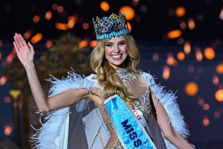Krystyna Pyszkova dari Republik Ceko menyapa penonton setelah memenangkan kontes Miss World ke-71 di Jio World Convention Center di Mumbai pada 9 Maret 2024.