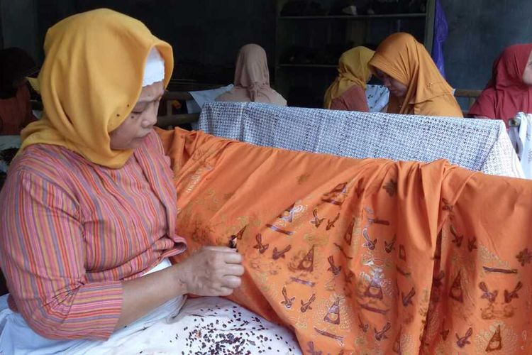 Buruh batik di rumah produksi Farras Batik di Desa Gulurejo, Kapanewon Lendah, Kulon Progo, Daerah Istimewa Yogyakarta.