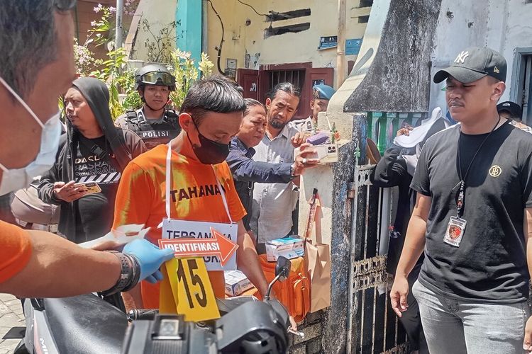 Tersangka H saat memperagakan adegan pembunuhan yang dilakukan nya terhadap sang istri lalu menguburnya di dalam rumah Jalan Kandea II, Kecamatan Bontoala, Kota Makassar, Sulawesi Selatan (Sulsel), pada Kamis (18/4/2024).