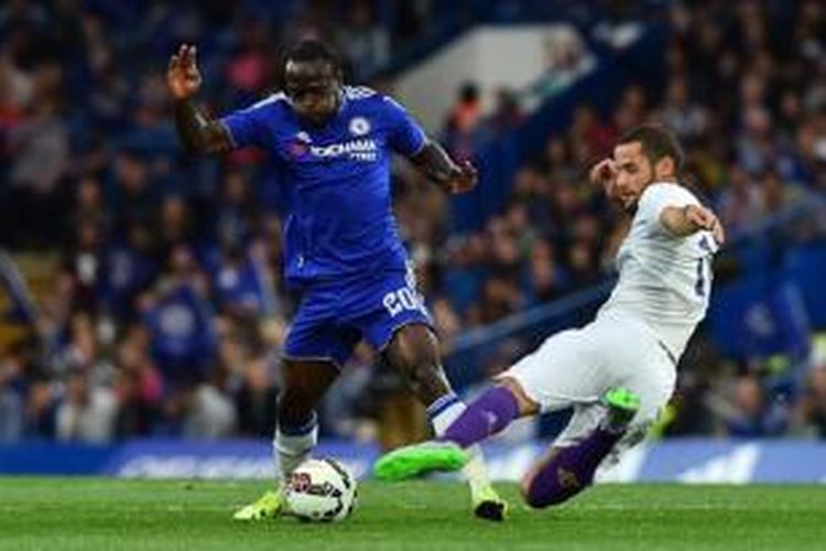 Gelandang Chelsea, Victor Moses (kanan), menerima adangan dari gelandang Fiorentina, Mario Suarez, ketika kedua tim bertemu pada lanjutan International Champions Cup, Rabu  waktu setempat atau Kamis (6/8/2015) dini hari WIB.