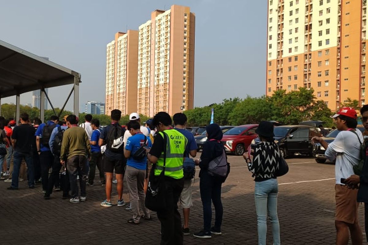 Antrean pengunjung Formula E yang tampak mengular di lokasi penukaran tiket di halaman parkir Jalan Benyamin Sueb, Kemayoran, Jakarta Pusat, Sabtu (3/6/2023).