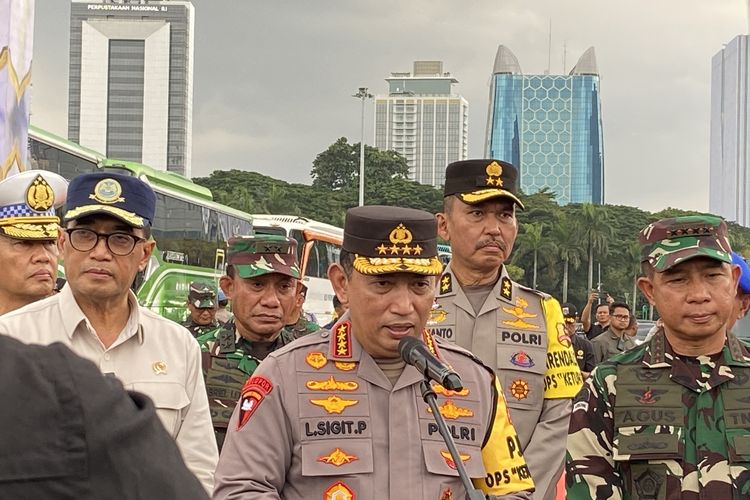 Kapolri Jenderal Listyo Sigit (tengah) usai melepas mudik gratis di pelataran Monumen Nasional (Monas), Jakarta Pusat, Sabtu (6/4/2024).