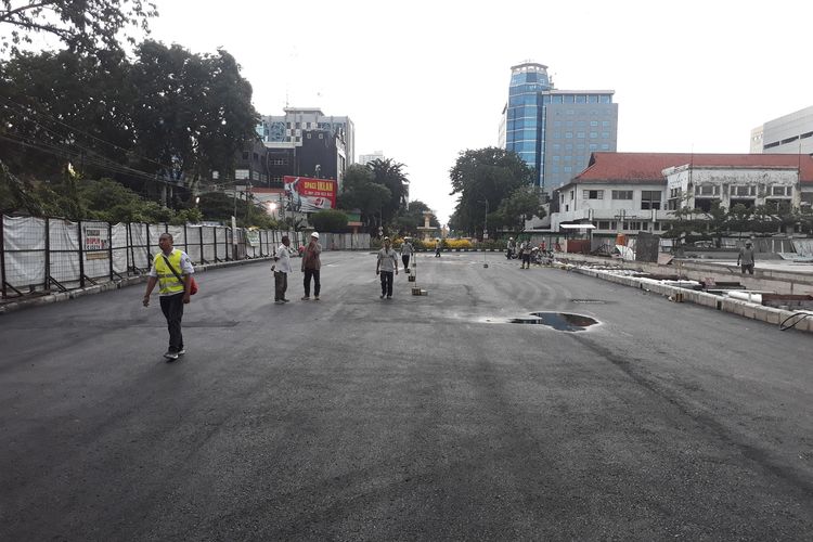 Uji pembebanan Jalan Yos Sudarso Surabaya, Jawa Timur di mana di bawah jalan tersebut merupakan basement Alun-alun Surabaya, Jumat (28/2/2020).
