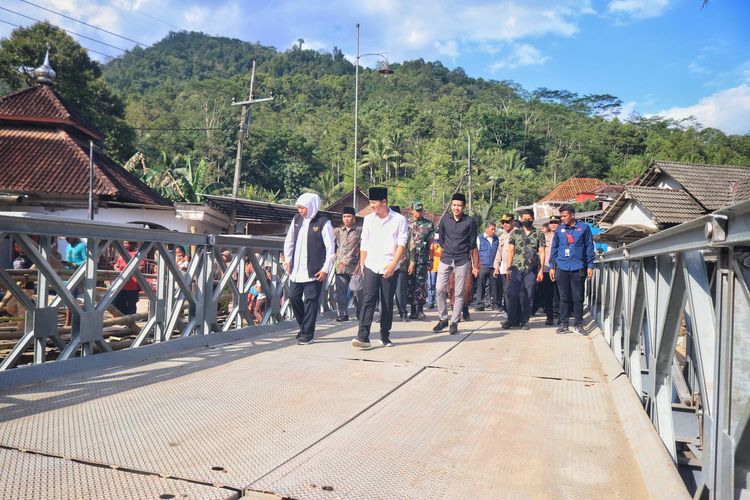Gubernur Jawa Timur meremikan jembatan darurat di Trenggalek Jawa Timur, Senin (23/1/2023)