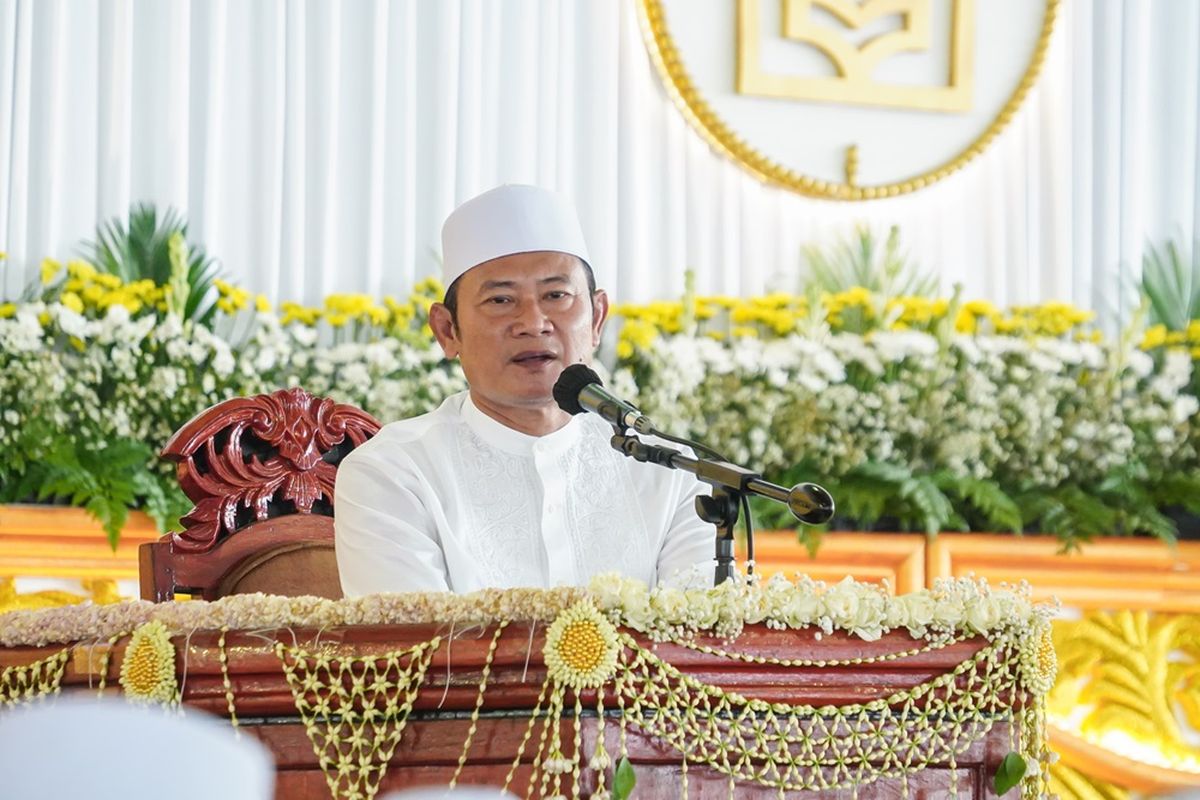 Bupati Lamongan Yuhronur Efendi bersama ribuan jemaah majelis dzikir Al Khidmah Kabupaten Lamongan menggelar dzikir bersama di Alun-Alun Kabupaten Lamongan, Minggu (2/6/2024).