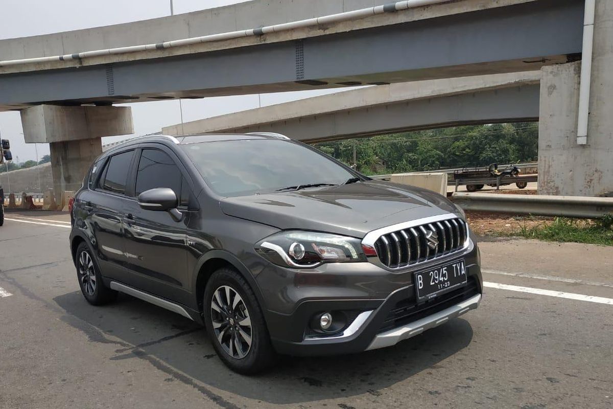 Suzuki SX-4 S-Cross saat melajur di tol Jorr