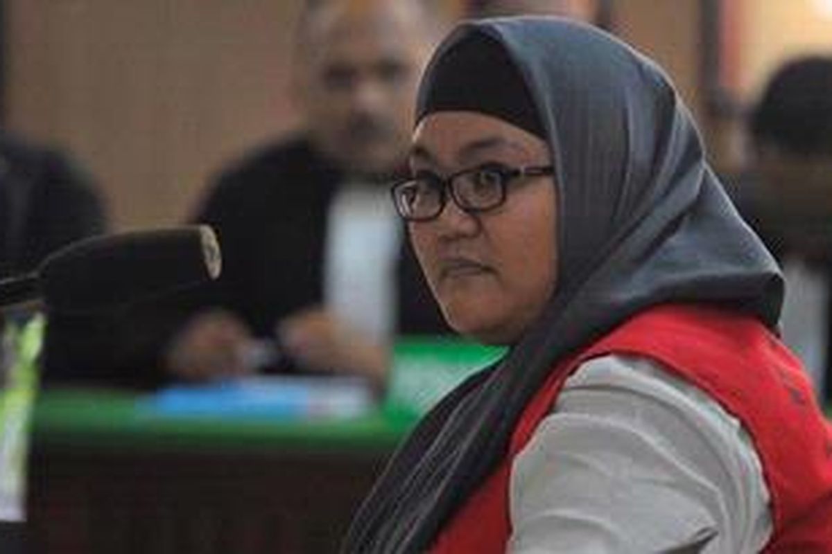 Terdakwa kasus kecelakaan maut yang menewaskan sembilan orang di Jalan Ridwan Rais Jakarta, Afriyani Susanti, menjalani sidang di Pengadilan Negeri Jakarta Pusat, Kamis (26/4/2012). Agenda sidang adalah pembacaan dakwaan oleh jaksa penuntut umum.