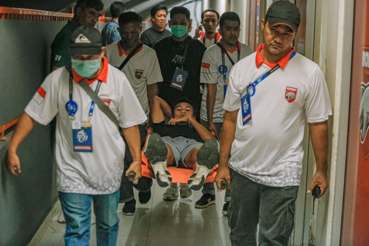 Pemain Persebaya Surabaya Koko Ari Araya saat ditandu petugas kesehatan seusai di tekel pemain Borneo FC Kei Hirose saat pertandingan pekan 5 Liga 1 2022-2023 yang berakhir dengan skor 2-1 di Stadion Segiri Samarinda, Jumat (19/8/2022) sore. 