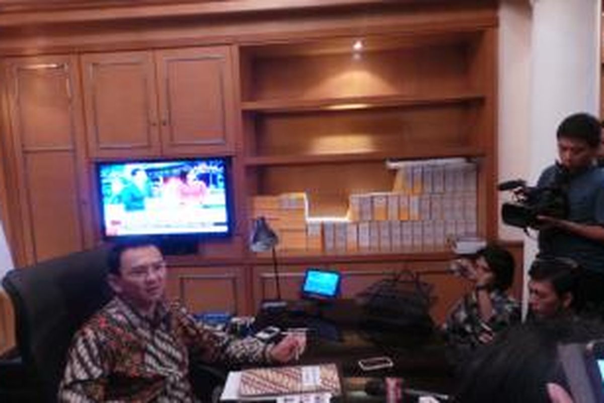 Gubernur DKI Jakarta Basuki Tjahaja Purnama di ruang kerja gubernur, di Balaikota, Rabu (19/11/2014).
