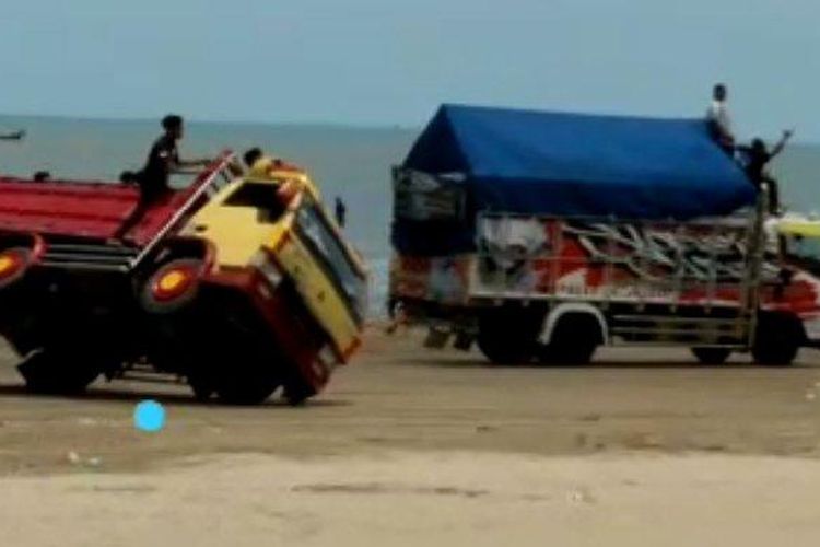 Tangkapan layar video dua truk balapan di kawasan Pantai Cemara, Tuban.