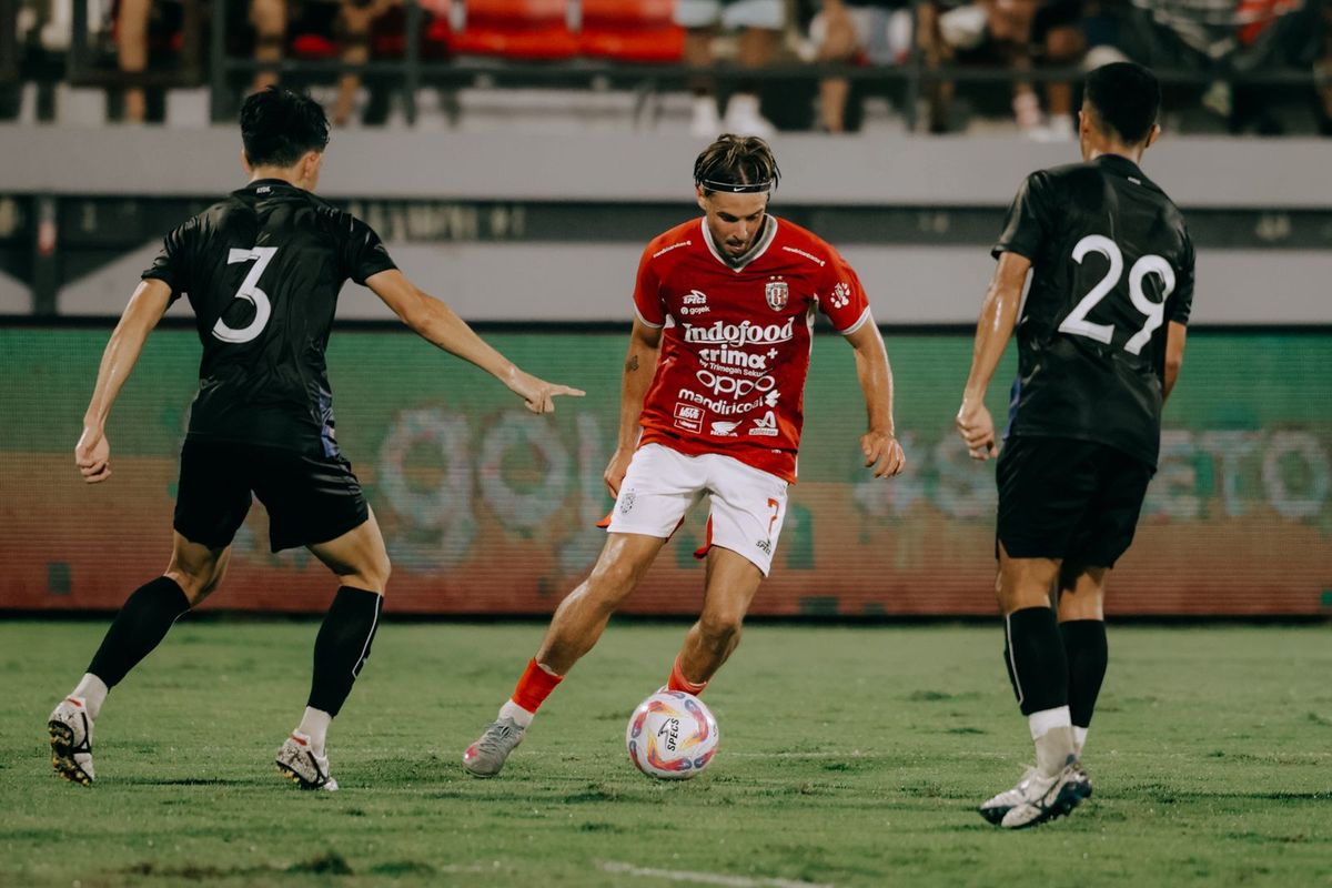 PEmain baru Bali United Thumel Goppel dijaga dua pemain PSIM Yogyakarta saat ujicoba pramusim Super League 2025-2026 yang berakhir dengan skor 6-0 di Stadion Kapten I Wayan Dipta Gianyar, Sabtu (26/7/2025) malam.