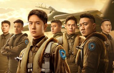 Poster film Born to Fly yang dibintangi Wang Yibo dan Hu Jun tentang sepak terjang pilot uji coba pesawat.