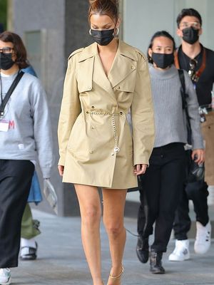 Bella Hadid saat tertangkap kamera mengenakan blazer dress khaki, yang memamerkan kakinya yang panjang di New York. 