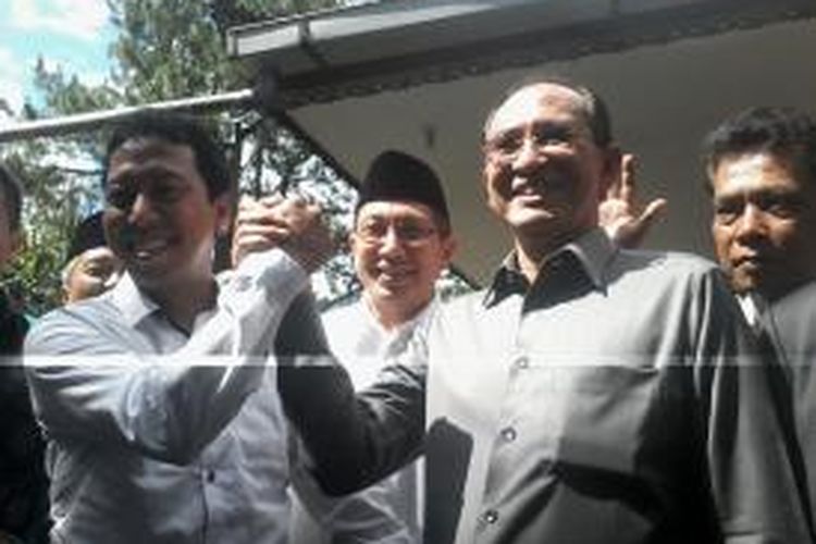 Ketua Umum Partai Persatuan Pembangunan (PPP) Suryadharma Ali (kanan) dan Sekretaris Jenderal PPP Romahurmuziy berjabat tangan di sela-sela penyelenggaraan Musyawarah Kerja Nasional III PPP di Cisarua, Bogor, Jawa Barat, Rabu (23/4/2014).