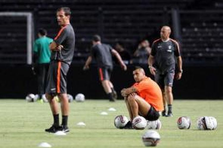 Pemain Juventus Arturo Vidal (kanan) hanya terduduk saat rekannya melakukan latihan terbuka jelang pertandingan melawan ISL All Star di Stadion Utama Gelora Bung Karno, Jakarta, Selasa (5/8/2014).