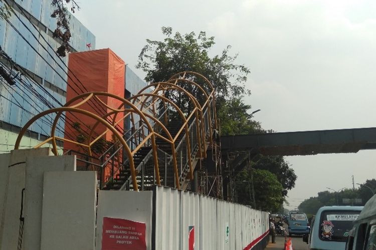 Proses pengerjaan Jembatan Penyeberangan Orang Pasar Minggu, Jakarta Selatan sudah mencapai 64 persen. Jembatan ditargetkan selesa akhirnya November bulan ini, Selasa (17/9/2019).
