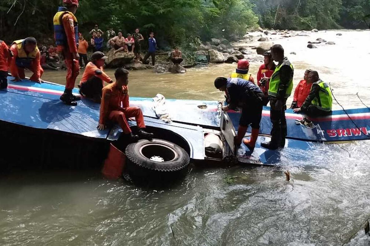 Proses evakuasi penumpang bus Sriwijaya yang jatuh ke jurang saat melintas di  di Liku Lematang, Desa Prahu Dipo, Kecamatan Dempo Tengah , kota Pagaralam, Sumatera Selatan, Selasa (24/12/2019). Akibat kecelakaan tersebut 28 penumpang ditemukan tewas dan 13 lainnya mengalami luka-luka.