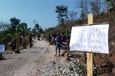 Jalan Rusak Ditanami Pohon Pisang, Pemkab Blitar Sebut akibat Tanah Bergerak