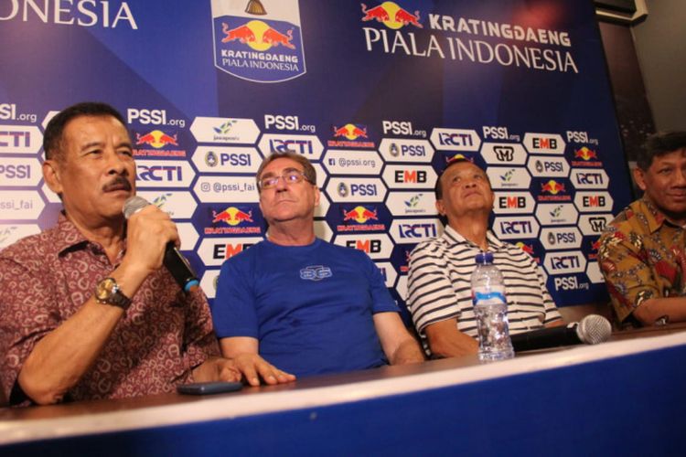 Manajemen Persib saat memperkenalkan Robert Rene Alberts sebagai pelatih baru menggantikan Miljan Radovic di Graha Persib, Jalan Sulanjana, Jumat (3/5/2019).