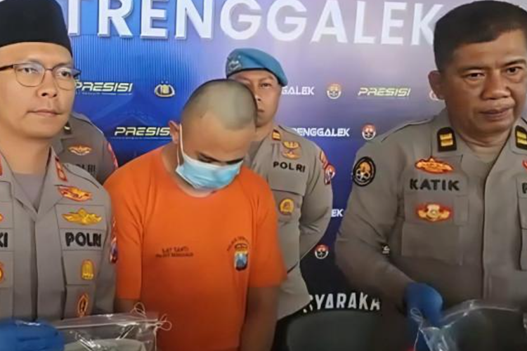 Satreskrim Polres Trenggalek resmi melimpahkan tersangka dan barang bukti kasus penganiayaan guru SMPN 1 Trenggalek, Eko Prayitno, kepada Jaksa Penuntut Umum (JPU).
