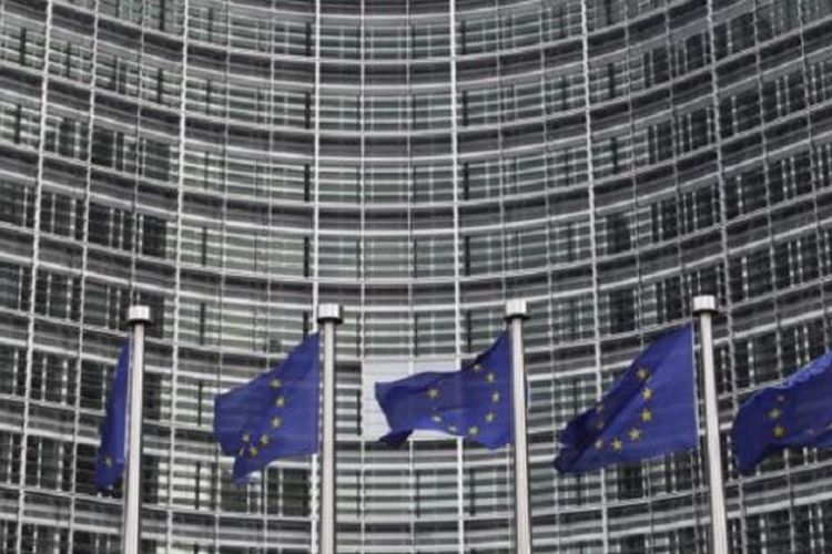 Bendera Uni Eropa terlihat di luar markas Komisi Eropa di Brussels.