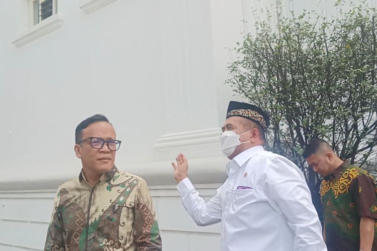Ketua Umum Prabowo Mania 08 dan Ketua kelompok relawan Sedulur Jokowi Paiman Rahardjo saat akan mengikuti kegiatan buka bersama Presiden Joko Widodo di Istana Kepresidenan, Jakarta, Senin (1/4/2024)..