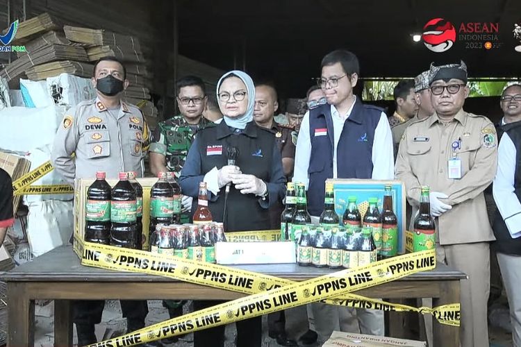Kepala Badan Pengawas Obat dan Makanan (BPOM) Penny K. Lukito menyampaikan keterangan pers terkait penggerebekan pabrik obat di Banyuwangi, Jawa Timur yang disiarkan melalui YouTube BPOM RI, Senin (13/3/2023). 