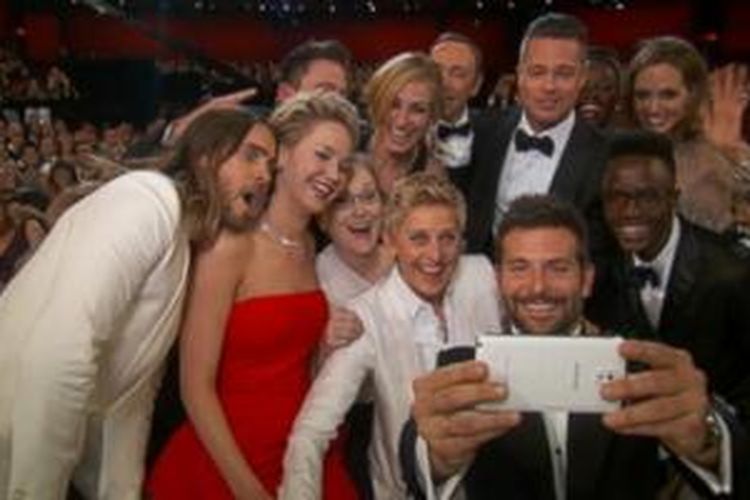 Aksi selfie Elen Degeneres dengan para selebriti Hollywood dalam malam oscar yang disponsori Samsung