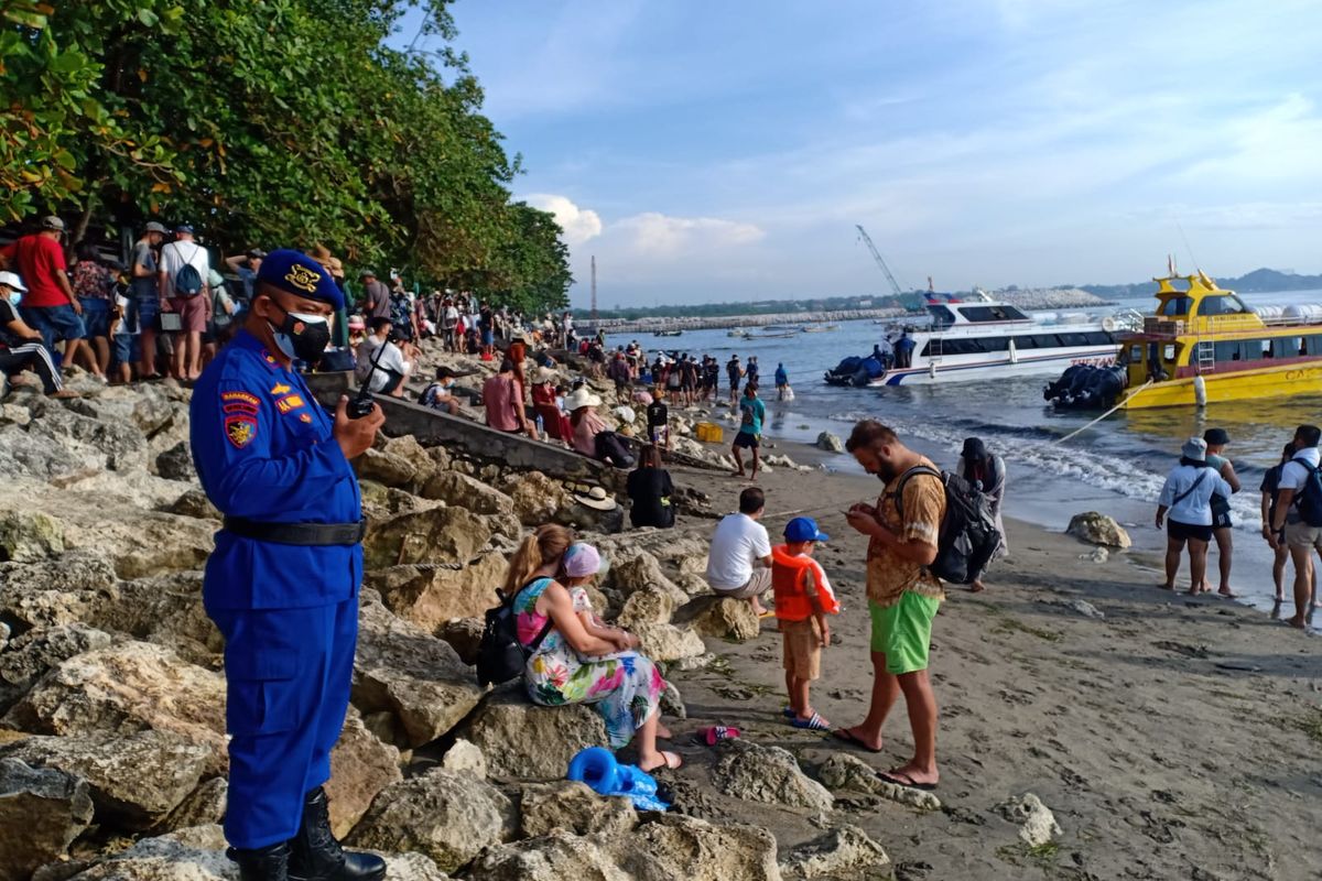 Petugas dari korps Polairud Polresta Denpasar melakukan pengamanan dan pengawasan di Dermaga Penyebrangan Pantai Sanur, Denpasar, menuju Pulau Nusa Penida dan Nusa Lembongan,Klungkung  Bali pada Selasa (3/5/2022) /Dok.Humas Polresta Denpasar