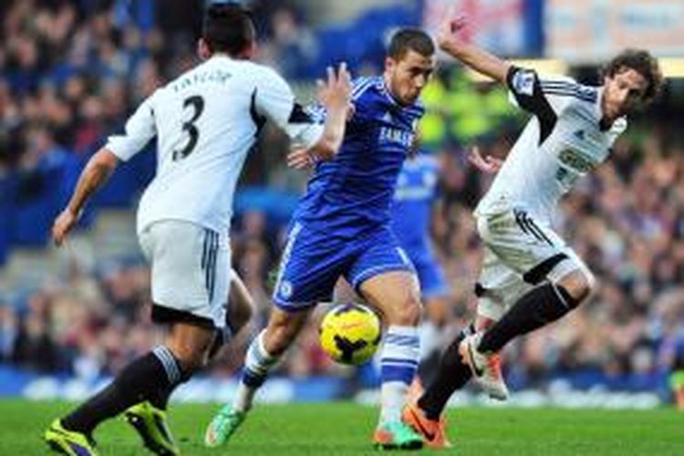 Gelandang Chelsea, Eden Hazard, saat diapit dua pemain Swansea City dalam lanjutan Premier League di Stadion Stamford Bridge, Kamis (26/12/2013). 