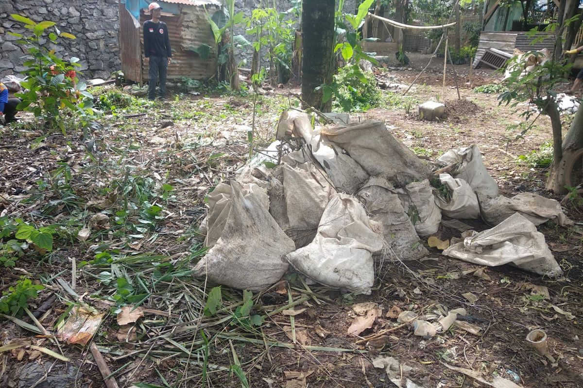 Sampah yang dikumpulkan dari kegiatan bersih-bersih Ciliwung di RT 004 RW 005 Balekambang, Condet, Jakarta Timur, Sabtu (8/12/2018). 