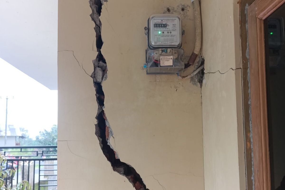 Salahsatu rumah rusak akibat bencana pergerakan tanah di Desa Cikondang, Kecamatan Cineam, Kabupaten Tasikmalaya, Jawa Barat, Selasa (25/2/2025).