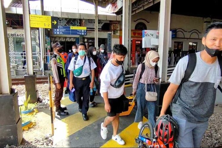 Sejumlah penumpang PT KAI Daop 3 Cirebon menyebrangi perlintasan di Stasiun Cirebon. PT KAI Daop 3 Cirebon memberikan promo kemerdekaan HUT RI ke-77 Mulai 7 hingga 17 Agustus 2022.