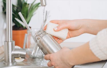 Botol Minum Anak Bau Apek Setelah Lama Tak Dicuci, Cara Atasinya Gampang  Cuma Butuh Perasan Lemon dan Soda Kue yang Dibuat Seperti Ini - Semua  Halaman - Nakita