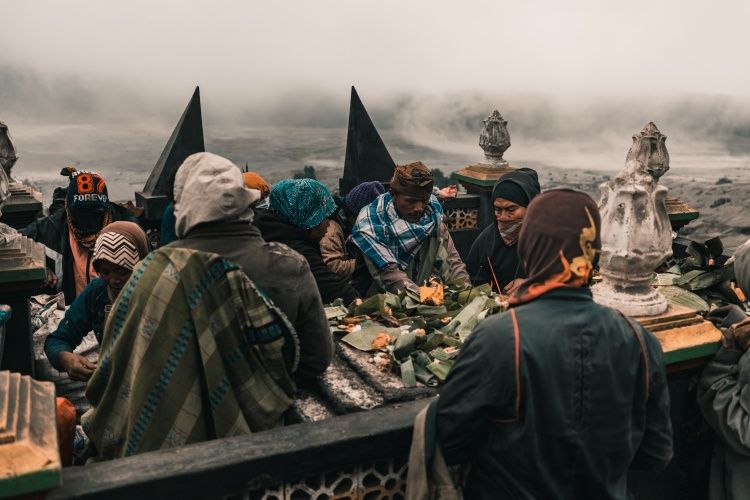 Masyarakat Suku Tengger menggelar sesaji dalam puncak Upacara Yadnya Kasada di Gunung Bromo.