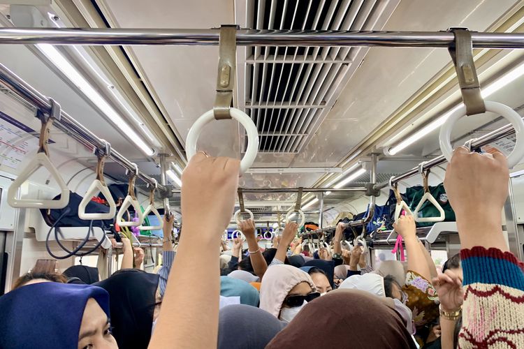 Suasana dalam gerbong kereta Commuter Line (KRL) lintas Rangkasbitung-Tanah Abang, Kamis (12/2/2026).
