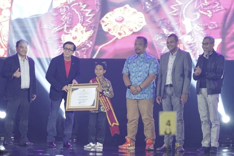Menteri Hukum dan HAM (Menkumham) Yasonna Laoly mengukuhkan sekaligus memberikan piagam penghargaan kepada penyanyi cilik, Farel Prayoga sebagai Duta Kekayaan Intelektual Kementerian Hukum dan HAM dalam acara syukuran peringatan HUT ke-77 Kementerian Hukum dan HAM yang digelar Golden Ball Room The Sultan Hotel & Residence, Jakarta pada Kamis (18/8/2022).