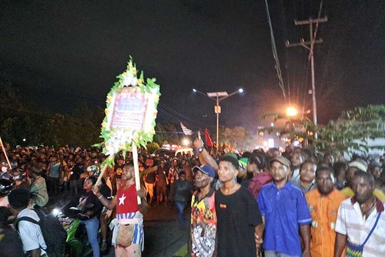 Ratusan warga terlihat berjalan kaki dan menggunakan kendaraan untuk mengantarkan jenazah aktivis pejuang kemerdekaan Papua, Filep Karma (62) dari rumah duka ke tempat pemakaman di Expo Waena, Distrik Heram, Kota Jayapura, Papua, Rabu (2/11/2022).