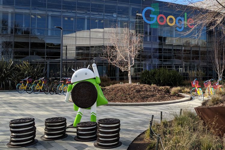 Patung Android Orea di depan kantor pusat Google di Mountain View, California, AS.