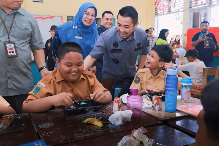 Walkot Pekanbaru Risnandar meninjau pelaksanaan program B2SA di SDN 68 Pekanbaru, Kamis (12/9/2024).